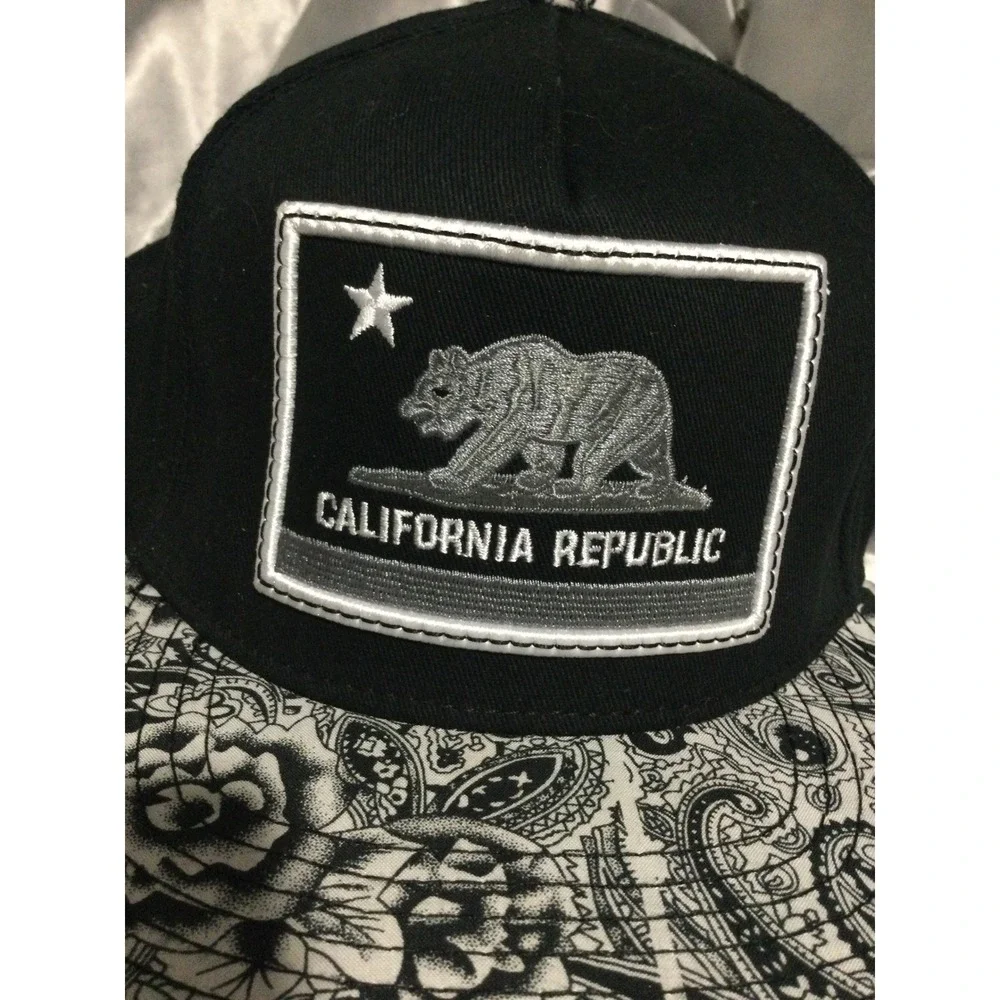 Official Selena Merchandise snapback catching trip